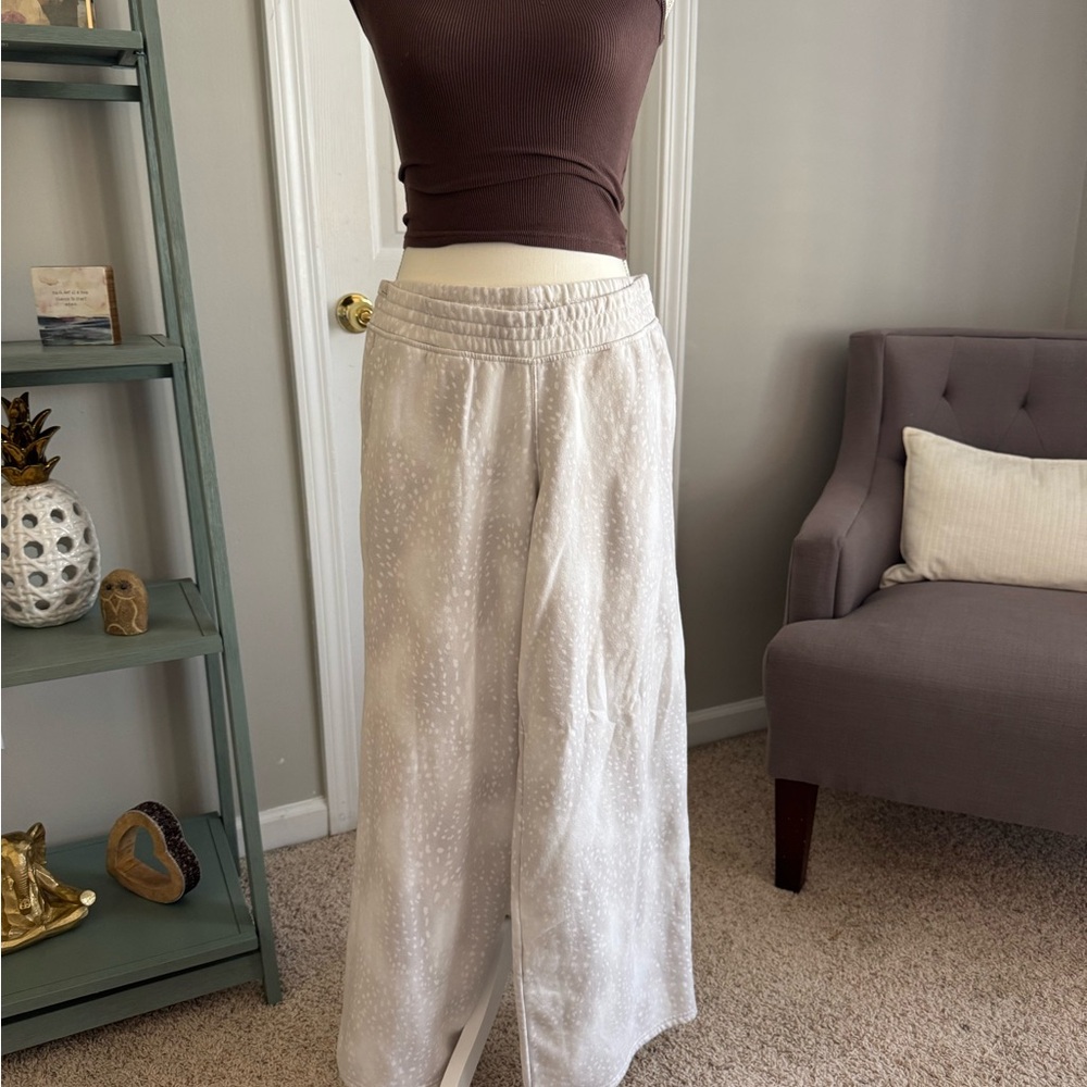 Hollister Cream and Gray Sweatpants